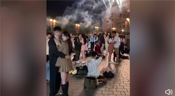 多对情侣迪士尼流水线式接吻拍照,网友:“你们的女朋友都是批发的吗?”