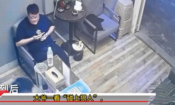 开店遇磕头乞讨怎么办?老板:用魔法打败魔!