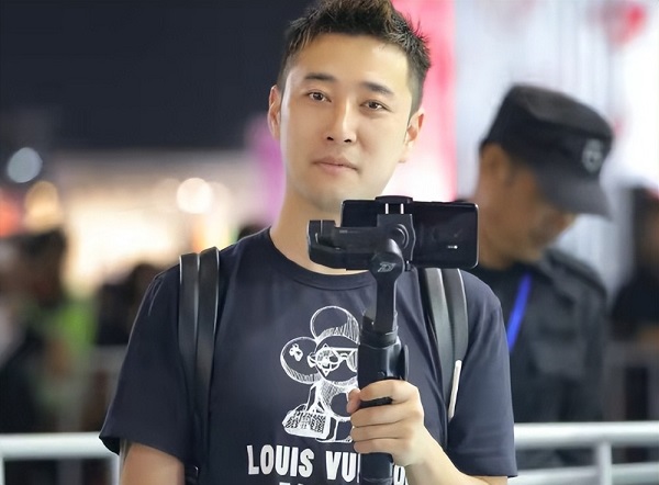 虎牙钱小佳因为疫情原因隔离在家直播，网友称：直播没新意了！