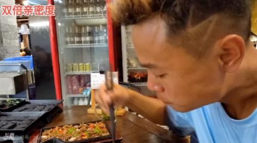 斗鱼户外主播阿威接受礼物支配任务！吃臭豆腐表情痛苦！