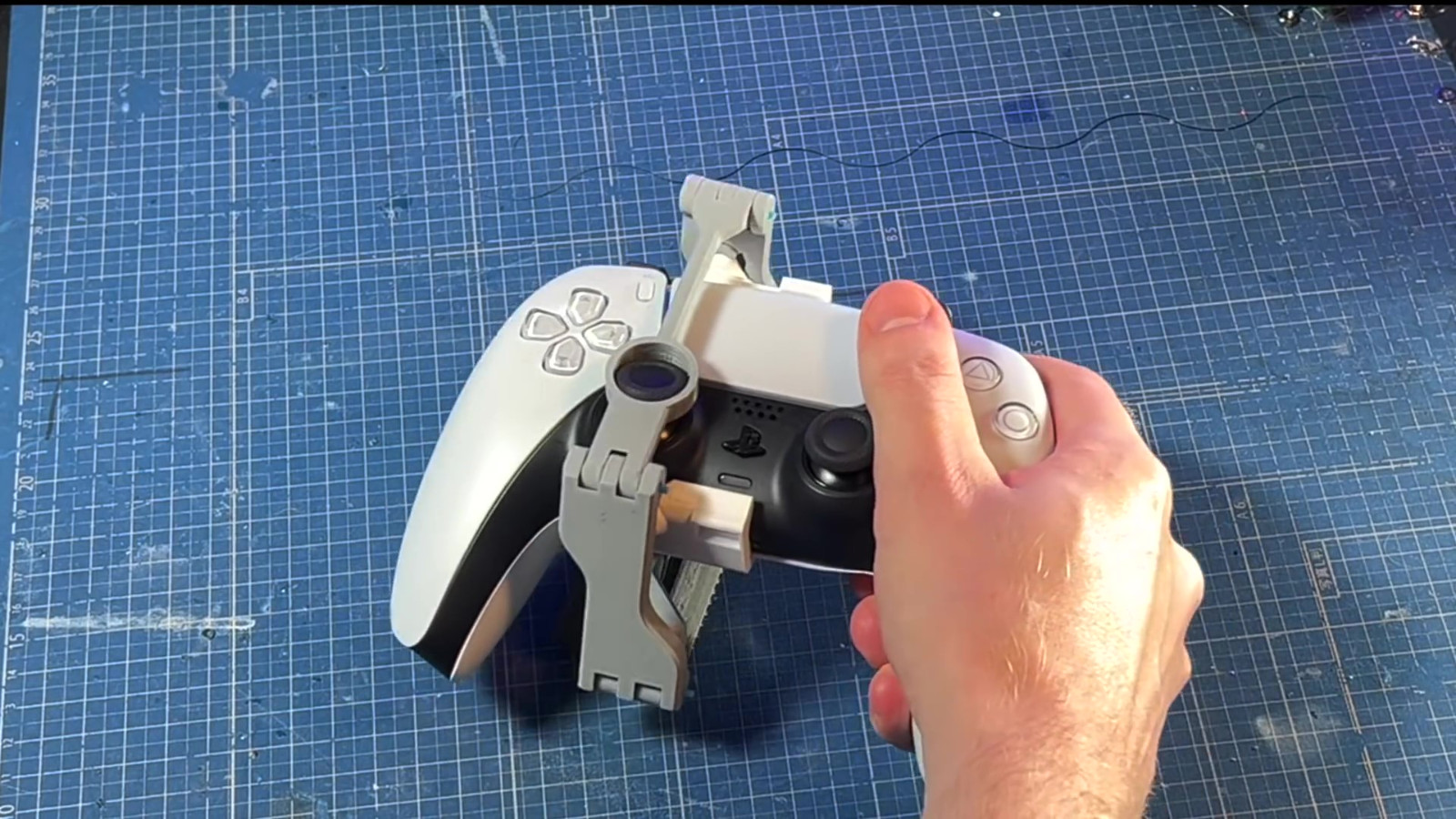 粉丝将Duel Sense手柄改成“单手手柄” 一个人也能玩《双人成行》