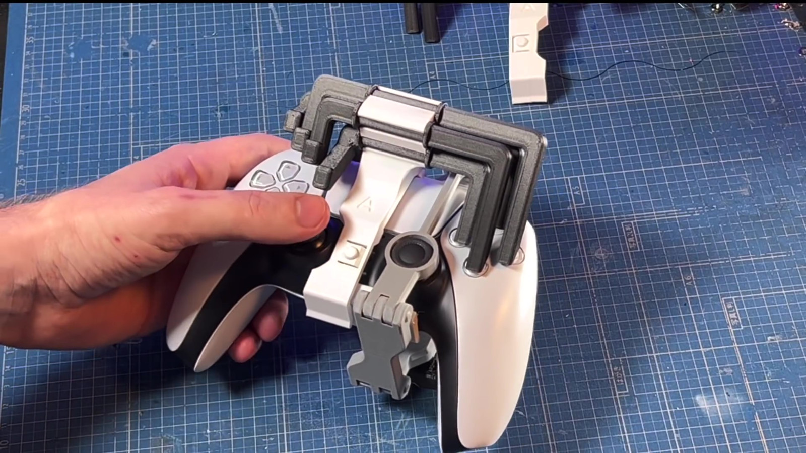 粉丝将Duel Sense手柄改成“单手手柄” 一个人也能玩《双人成行》