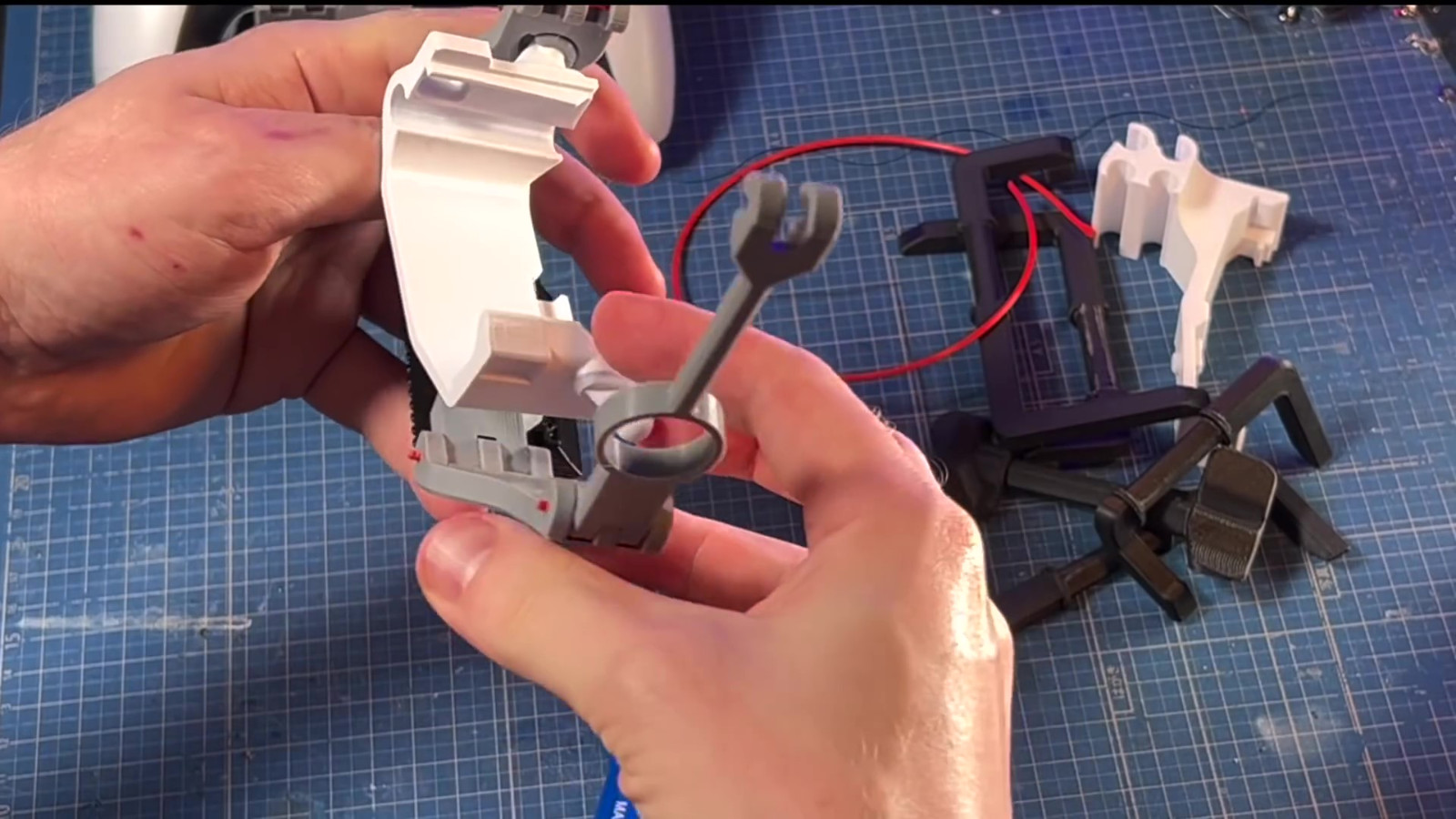 粉丝将Duel Sense手柄改成“单手手柄” 一个人也能玩《双人成行》