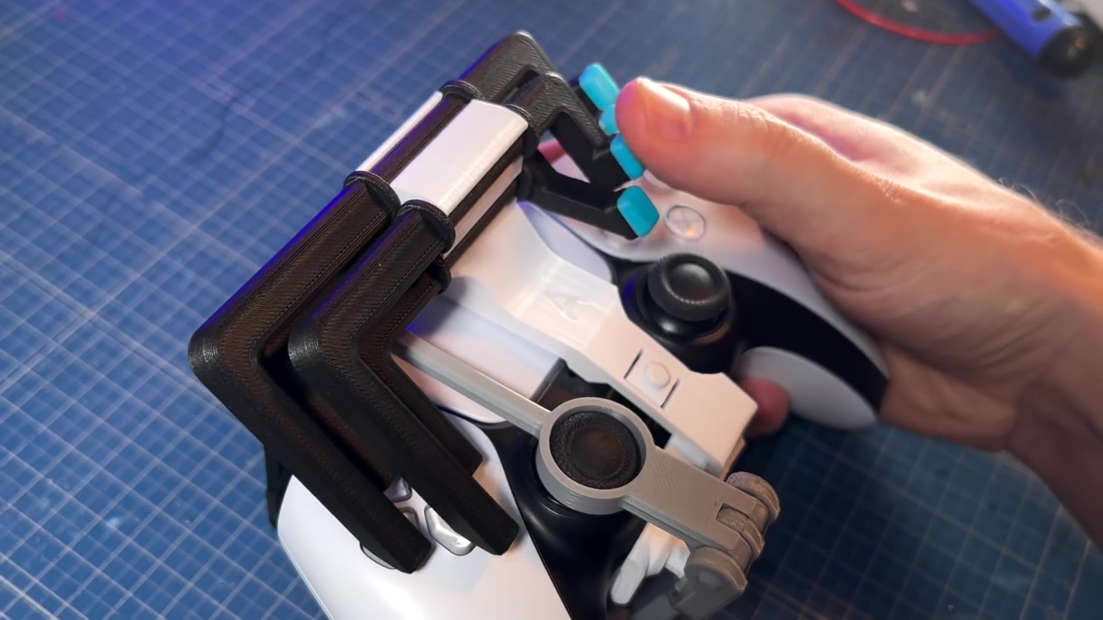 粉丝将Duel Sense手柄改成“单手手柄” 一个人也能玩《双人成行》