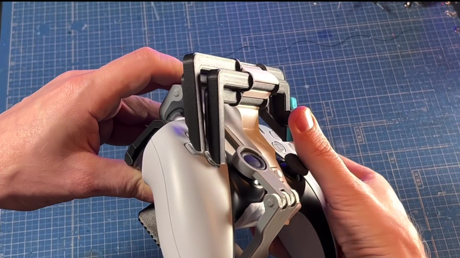 粉丝将Duel Sense手柄改成“单手手柄” 一个人也能玩《双人成行》