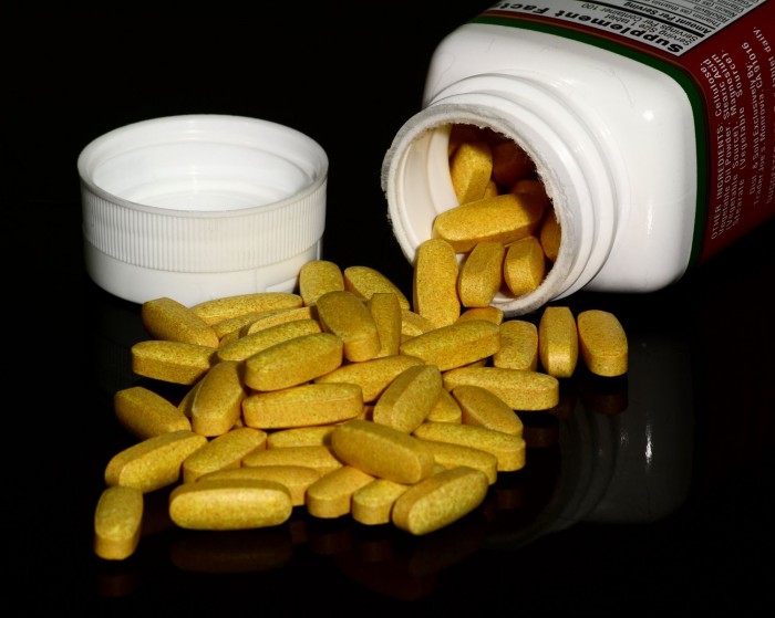 1501px-B_vitamin_supplement_tablets.jpg