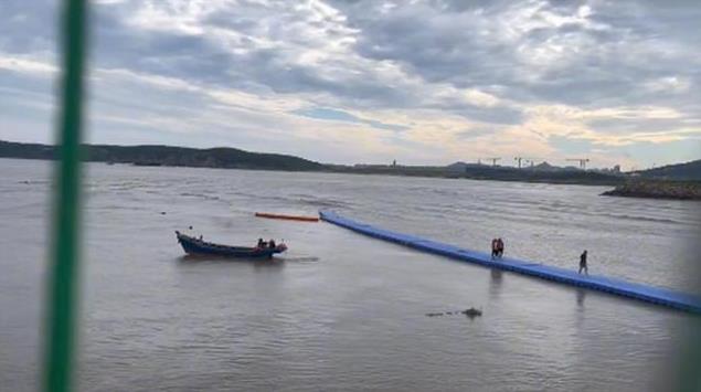 大连网红赶海地浮桥断裂致大量游客被困，官方：已全部安全护送上岸！