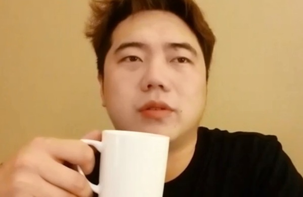 斗鱼主播串哥开专场爆料女友偷钱,隔天下跪认错求复合!