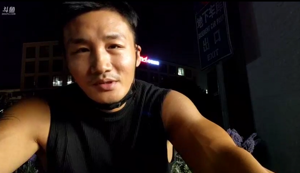 斗鱼健身一哥黑人毅宣布停播，理由是赚的钱不多！