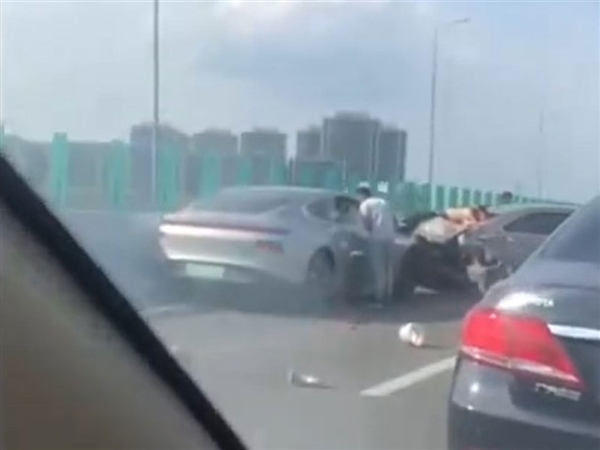 小鹏P7辅助驾驶追尾前车 有人被撞飞 现场监控视频流出
