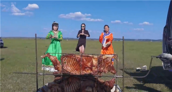 虎牙硬核美食主播户外烤全羊