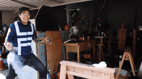 油管博主给蛇做了套义肢 三千万人在线围观