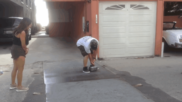 油管博主给蛇做了套义肢 三千万人在线围观