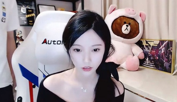 RNGLetme老婆直播出境攻击黑粉头子，其“攻击性”直接拉满