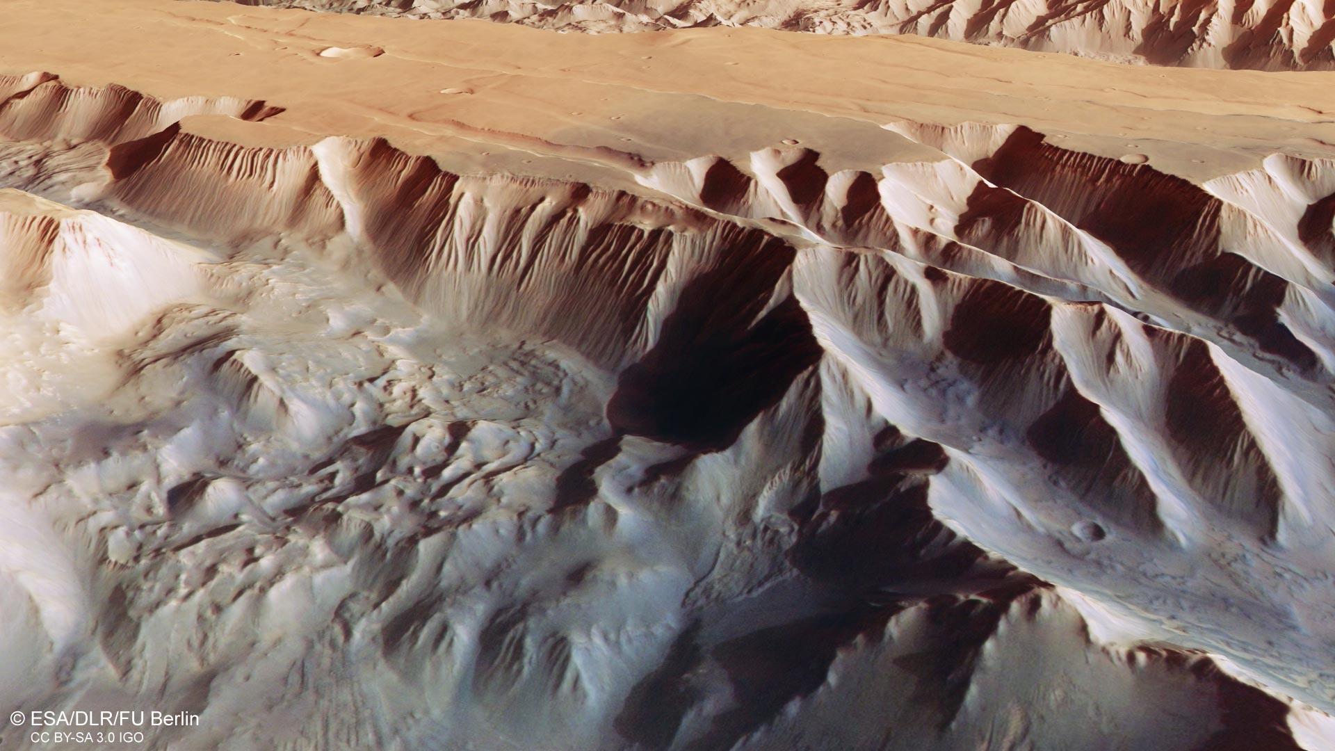 火星最深的峡谷图片