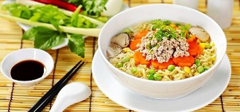 方便面做成弯曲的形状，原因包括 蚂蚁庄园方便面弯曲